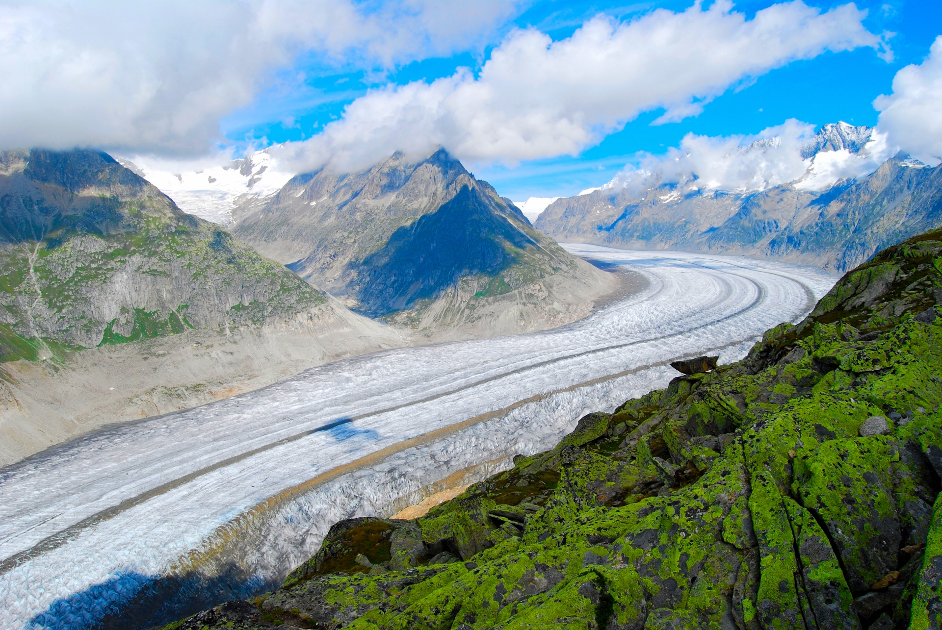 アレッチ氷河、氷河の縮小と水資源への影響を示す気候変動の象徴的風景