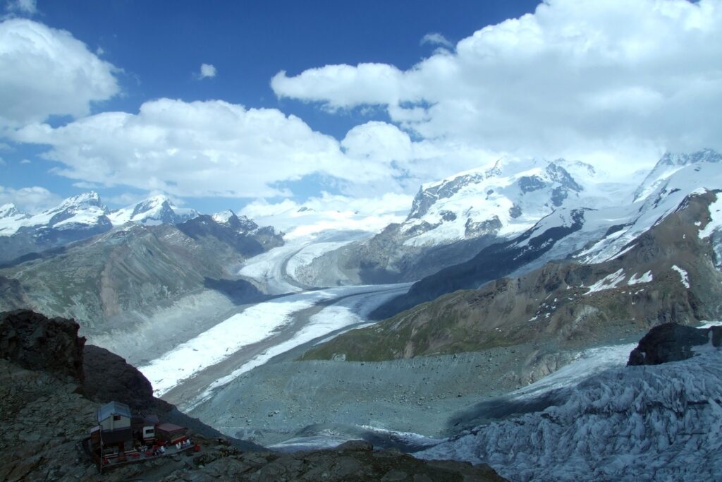 アルプスの氷河、氷河の縮小と水資源への影響を示す気候変動の象徴的風景