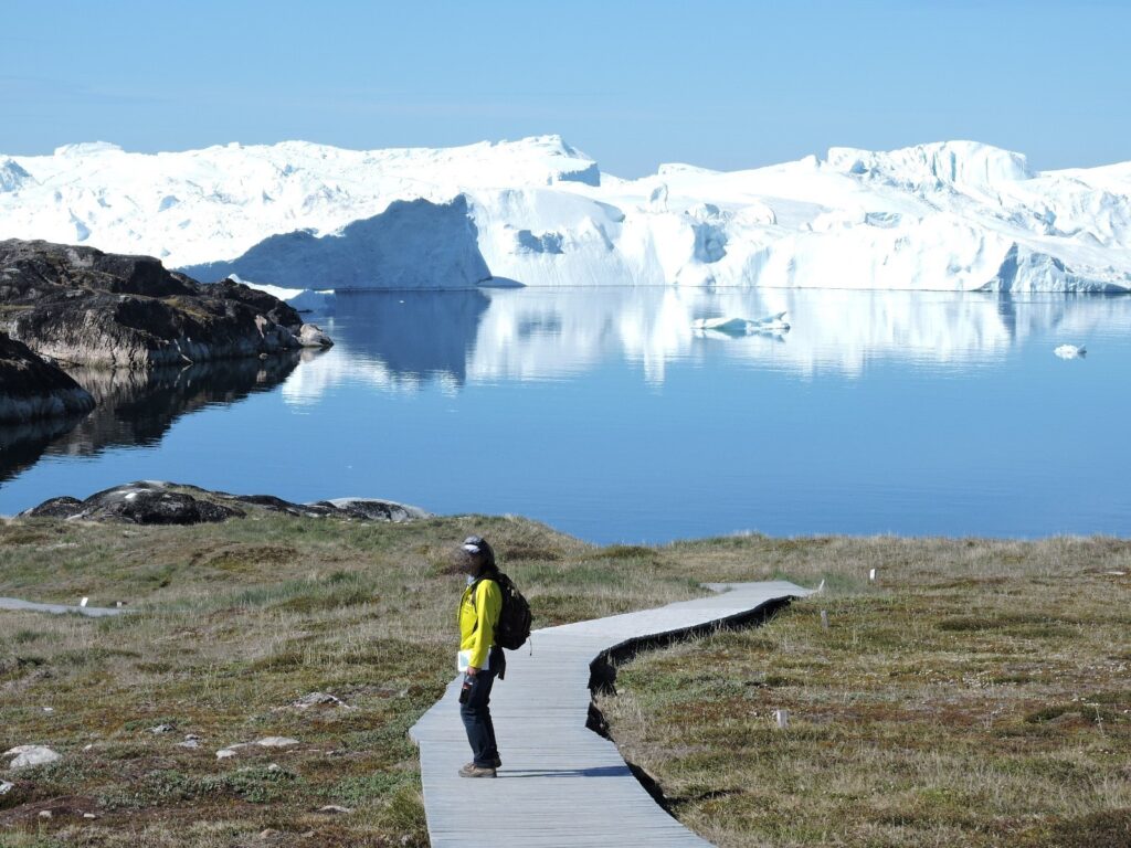 北極圏の氷河、氷河の縮小と水資源への影響を示す気候変動の象徴的風景
