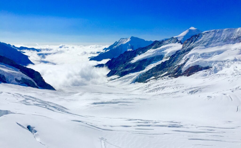 スイス・ユングフラウ＝アレッチの氷河景観、氷河の縮小と水資源への影響を示す気候変動の象徴的風景