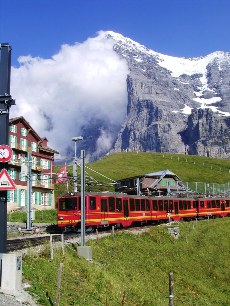 ユングフラウヨッホ ユングフラウ鉄道、氷河を守る人々の活動と環境保全の取り組み