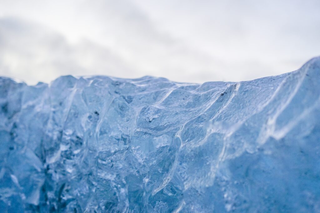 アイスランド最大の氷河 ヴァトナヨークトル氷河、氷河の縮小と水資源への影響を示す気候変動の象徴的風景
