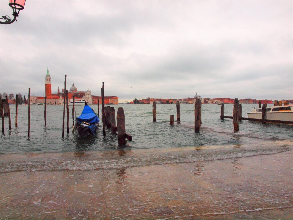 ヴェネツィア、氷河の縮小と海水面上昇への影響を示す気候変動の象徴的風景