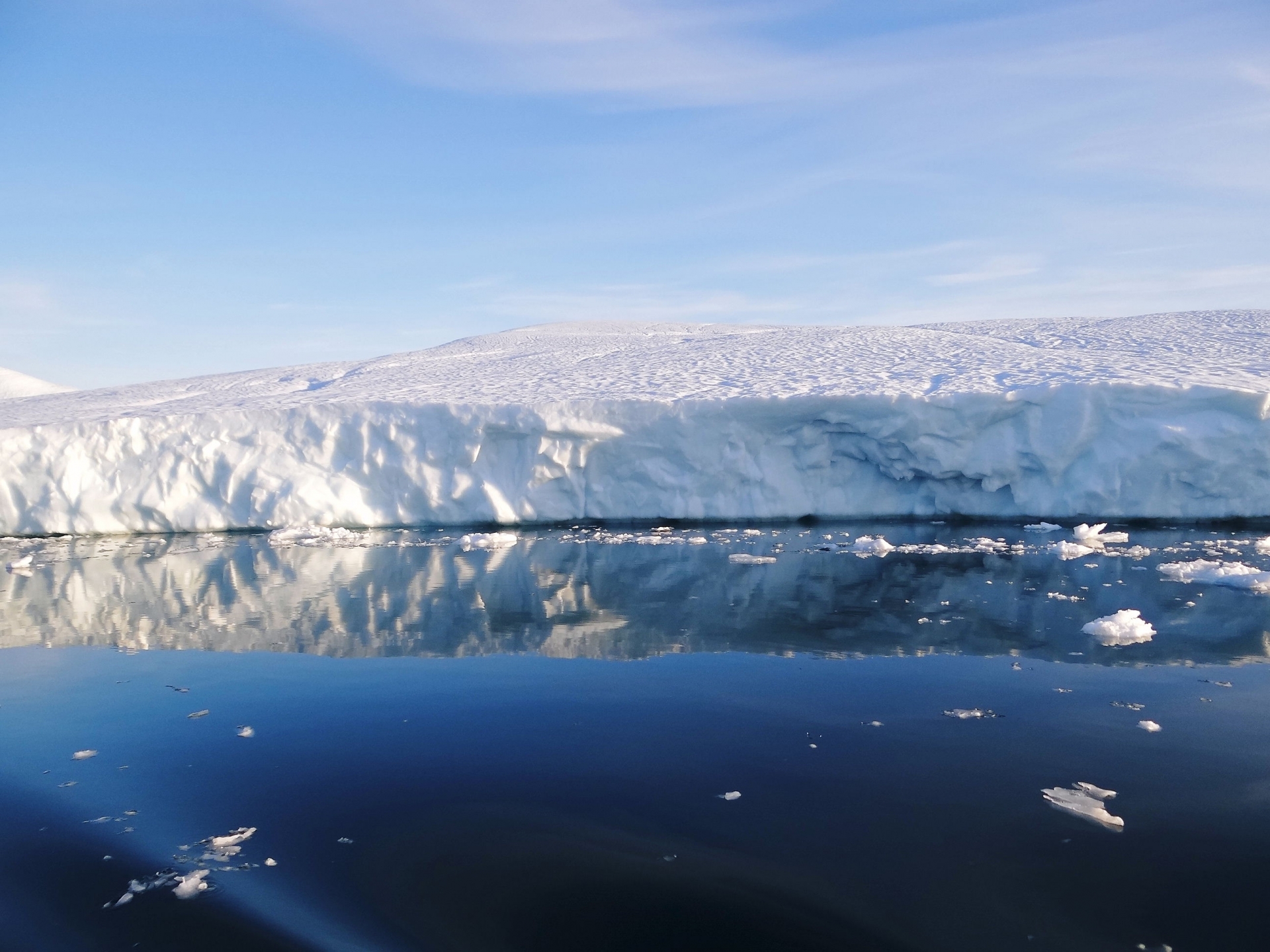 北極の海に浮かぶ巨大な氷山、氷河の縮小と水資源への影響を示す気候変動の象徴的風景