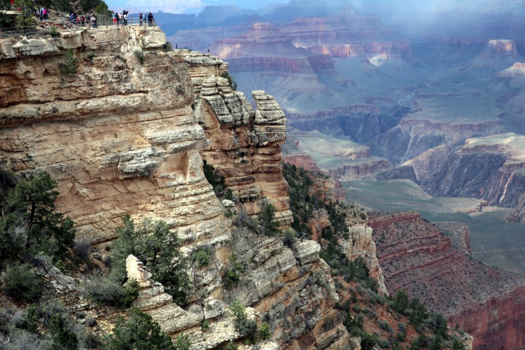 グランドキャニオンの広大な渓谷と地層が見える自然世界遺産