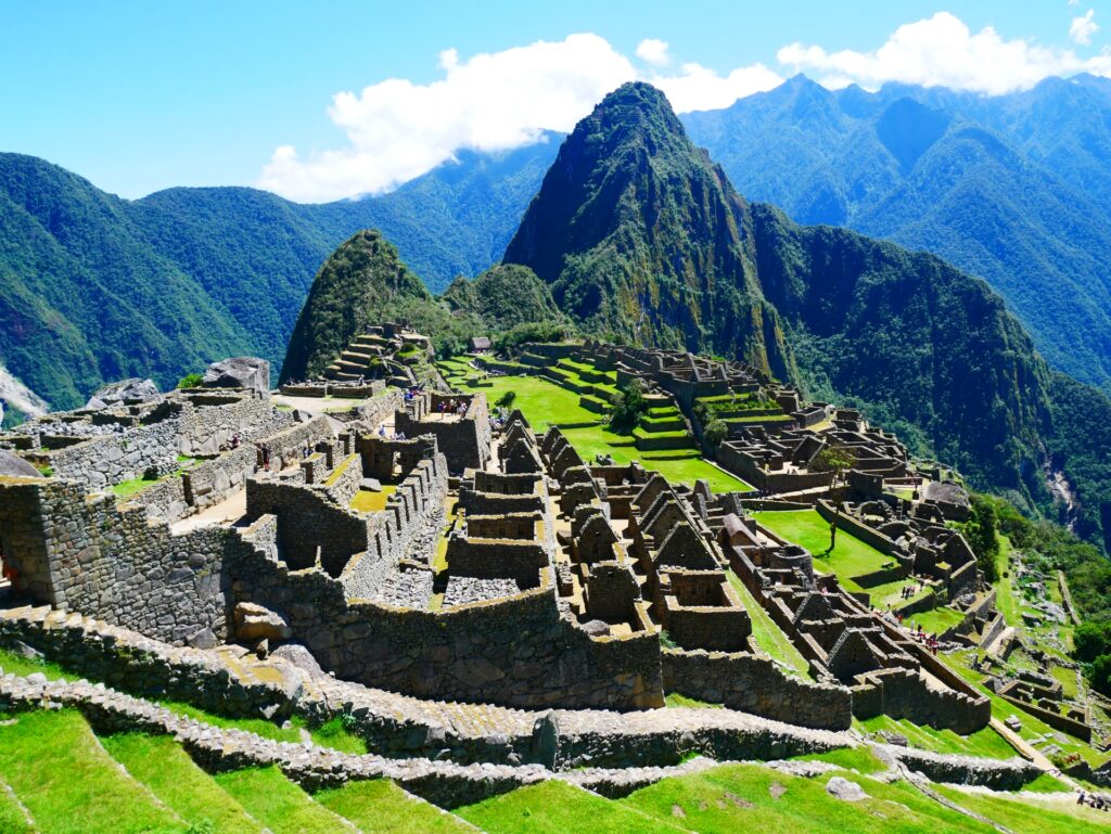 マチュピチュの山頂に広がるインカ遺跡と雲海の絶景