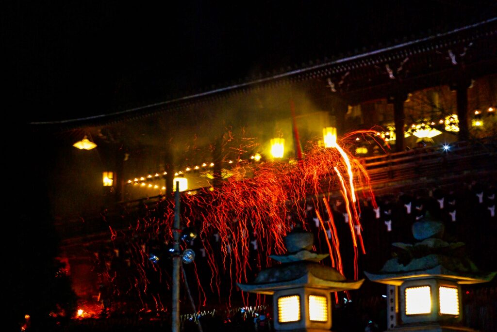 奈良・東大寺二月堂の外観、1270年以上続く水の大切さを受け継ぐ伝統行事
