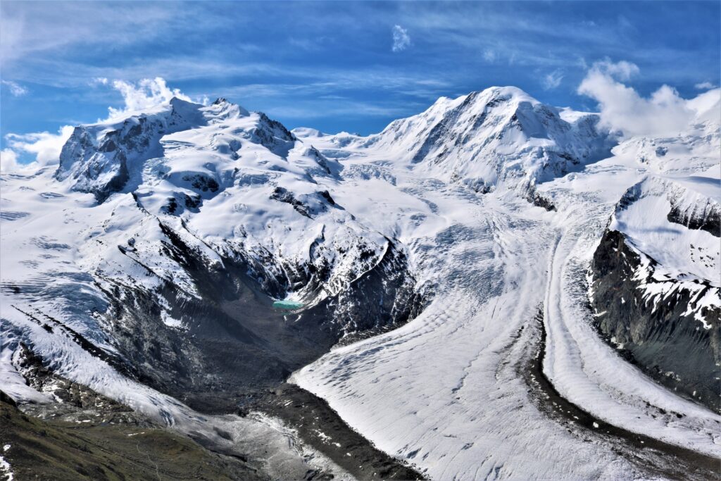 アルプスの氷河、氷河の縮小と水資源への影響を示す気候変動の象徴的風景