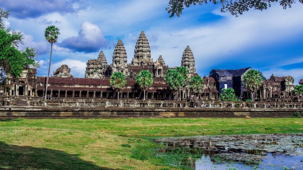 環境悪化の例（アンコールワット）、都市化や観光によって変化する世界遺産の現状