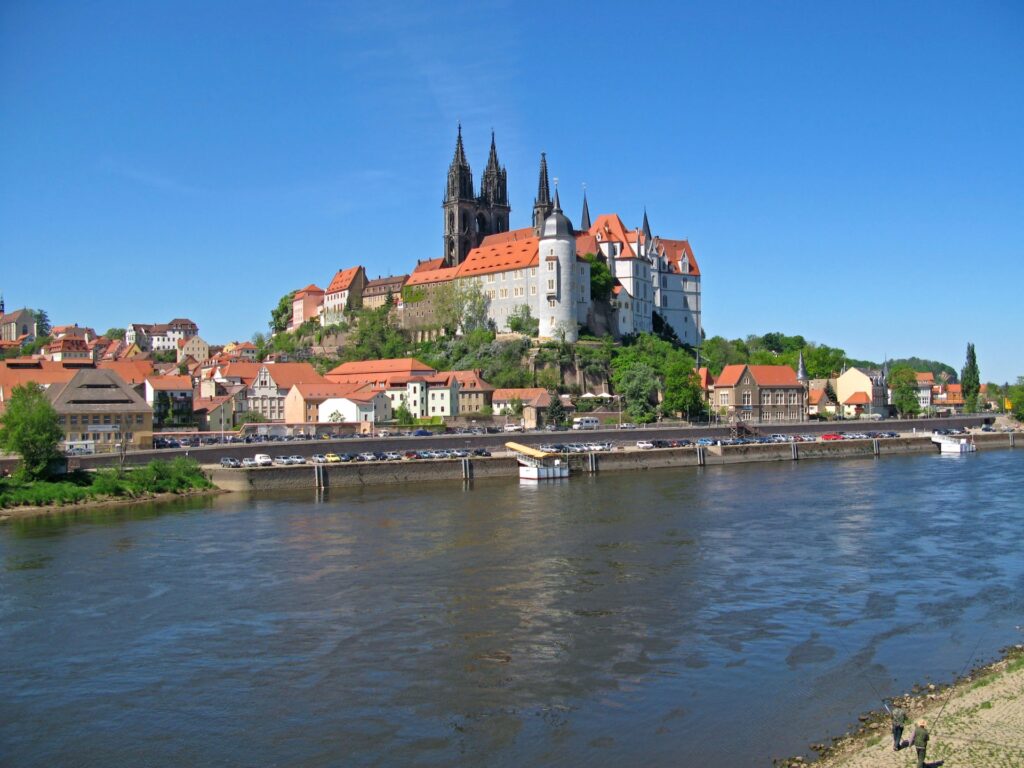 ドレスデンのエルベ川を横断するヴァルトシュレスヒェン橋、世界遺産の取り消しや危機制度の仕組みを示す象徴的事例