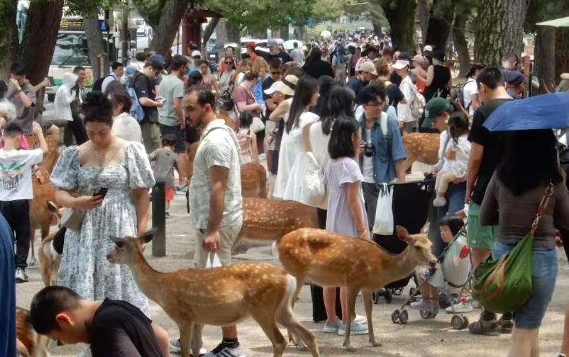 危機にさらされる世界遺産の環境破壊や観光過多による影響のイメージ