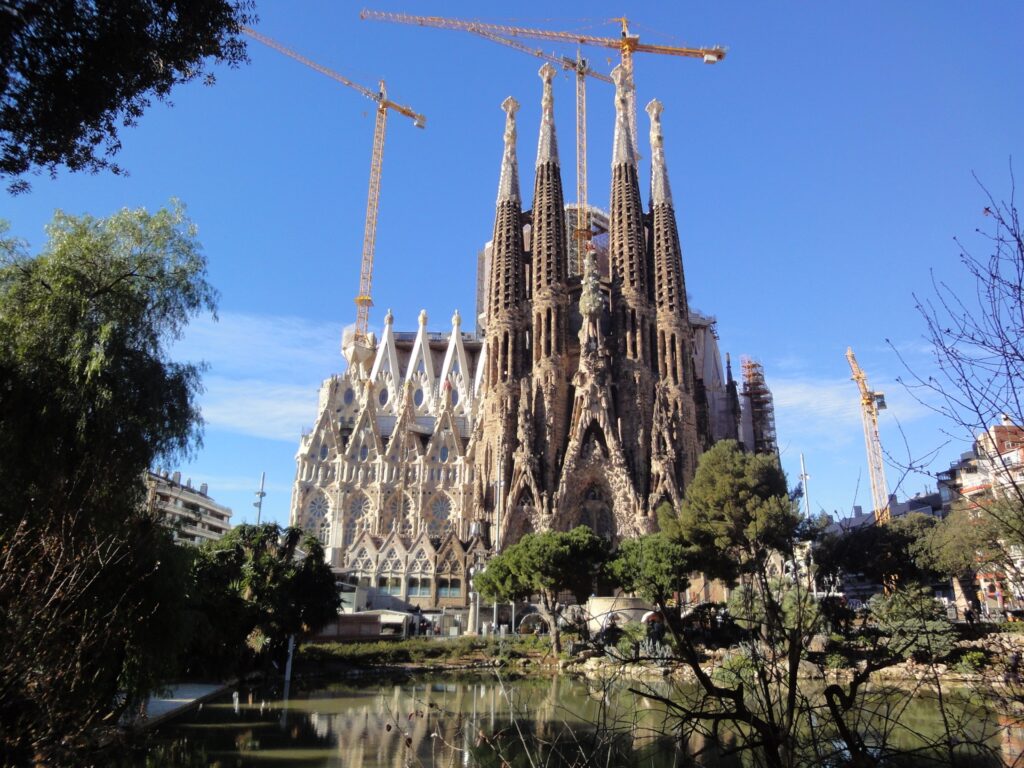 サグラダファミリアの内部に広がる光とステンドグラスの幻想的空間