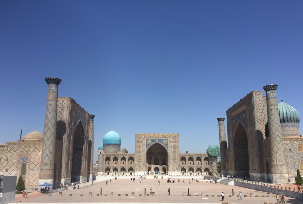 サマルカンドのレギスタン広場、文化交流と歴史のつながりを示す旅と交易の風景