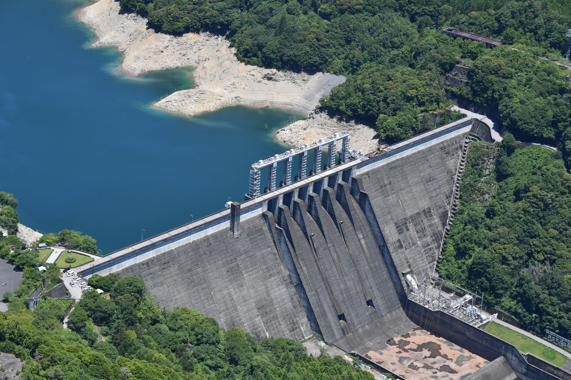 ダムの遠景、水の循環と人間の暮らしの関係を示す建造物