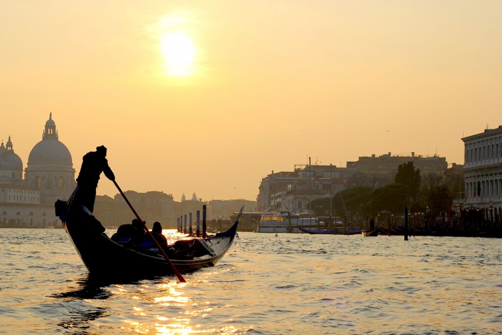 ヴェネツィアの運河とゴンドラが行き交う水上都市の世界遺産