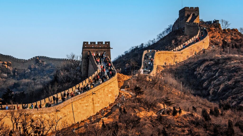 山々に連なる万里の長城の壮大な世界遺産の風景