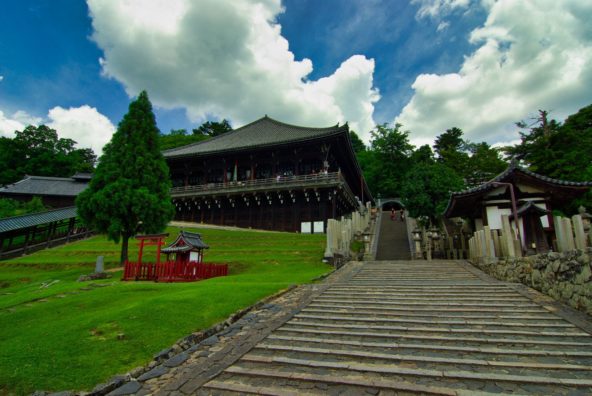 奈良東大寺二月堂、水の循環と人間の暮らしの関係を示す歴史的建造物