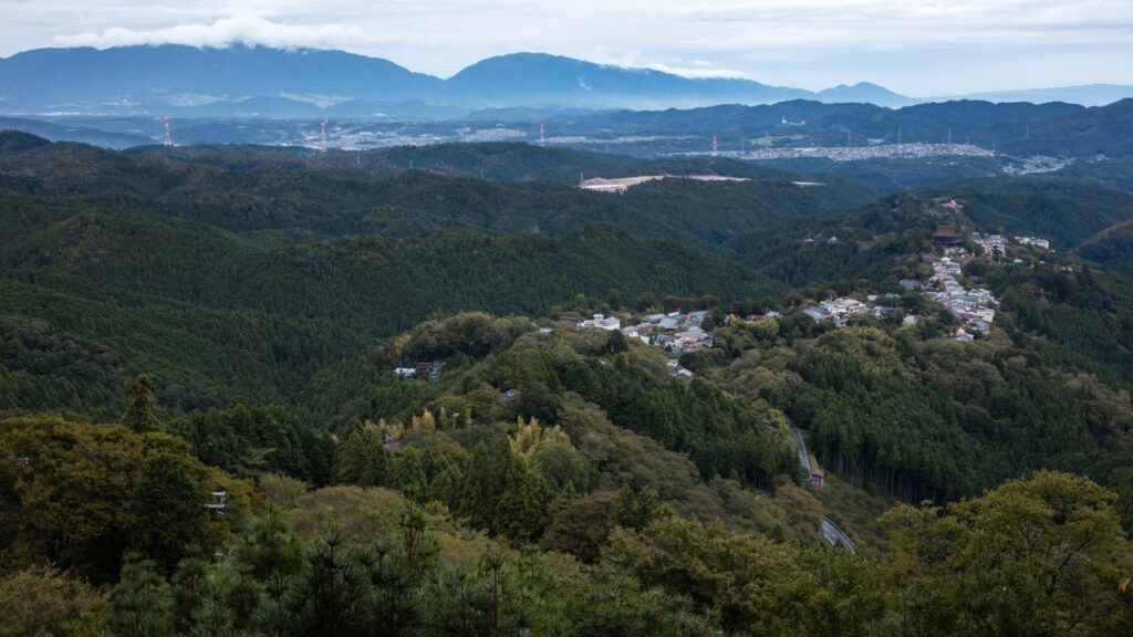 奈良県吉野の森林風景、水の循環と人間の暮らしの関係を示す自然環境