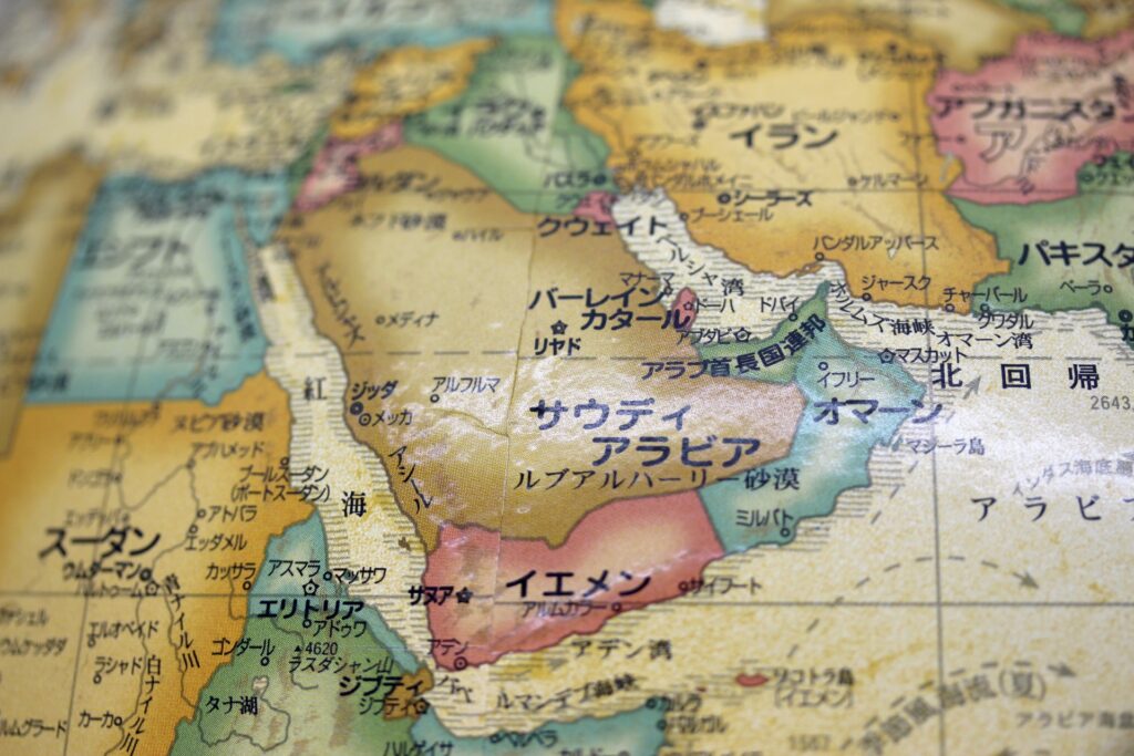 境界線が描かれた地図のイメージ、世界遺産の取り消しや危機制度の仕組みを示す象徴