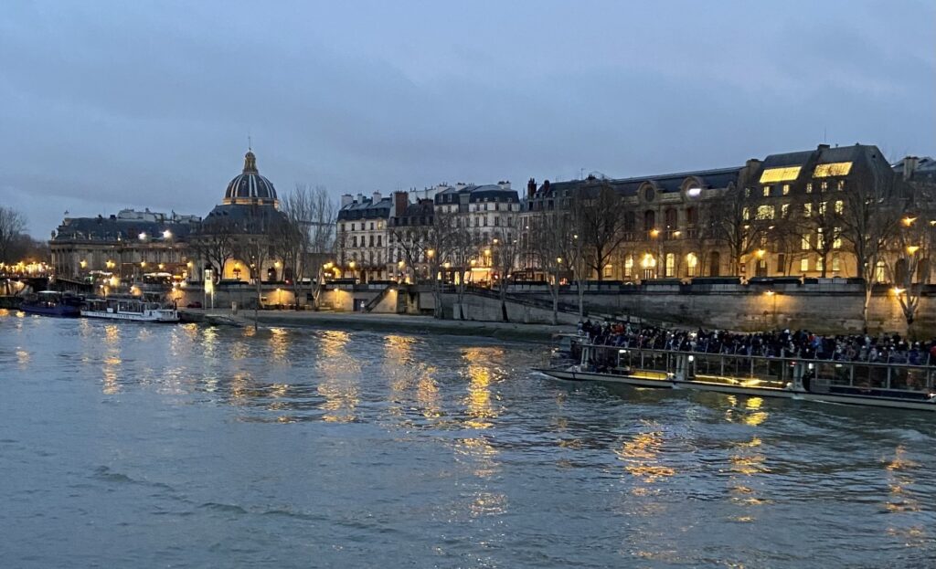 夕暮れの歴史都市の遠景と川の風景、世界遺産の取り消しや危機制度の仕組みを示す象徴