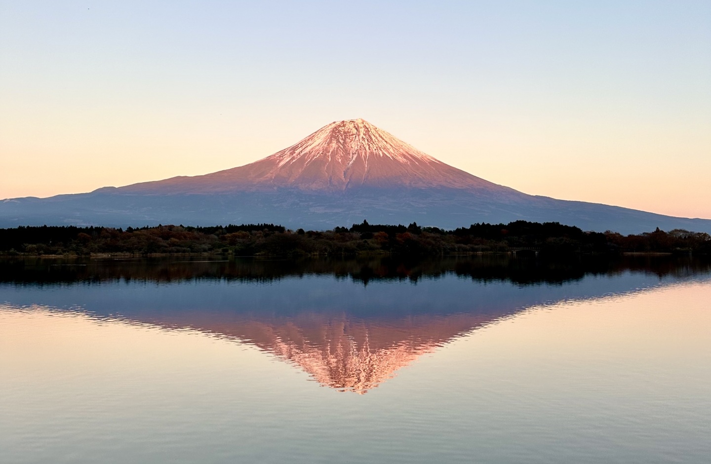 富士山、自然と文化が融合した世界遺産の特徴を示す風景
