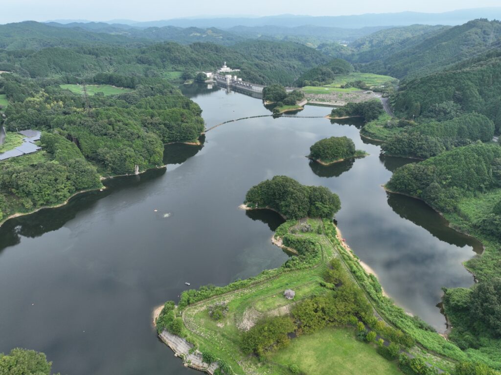奈良県布目ダムの全景、水の循環と人間の暮らしの関係を示す自然環境