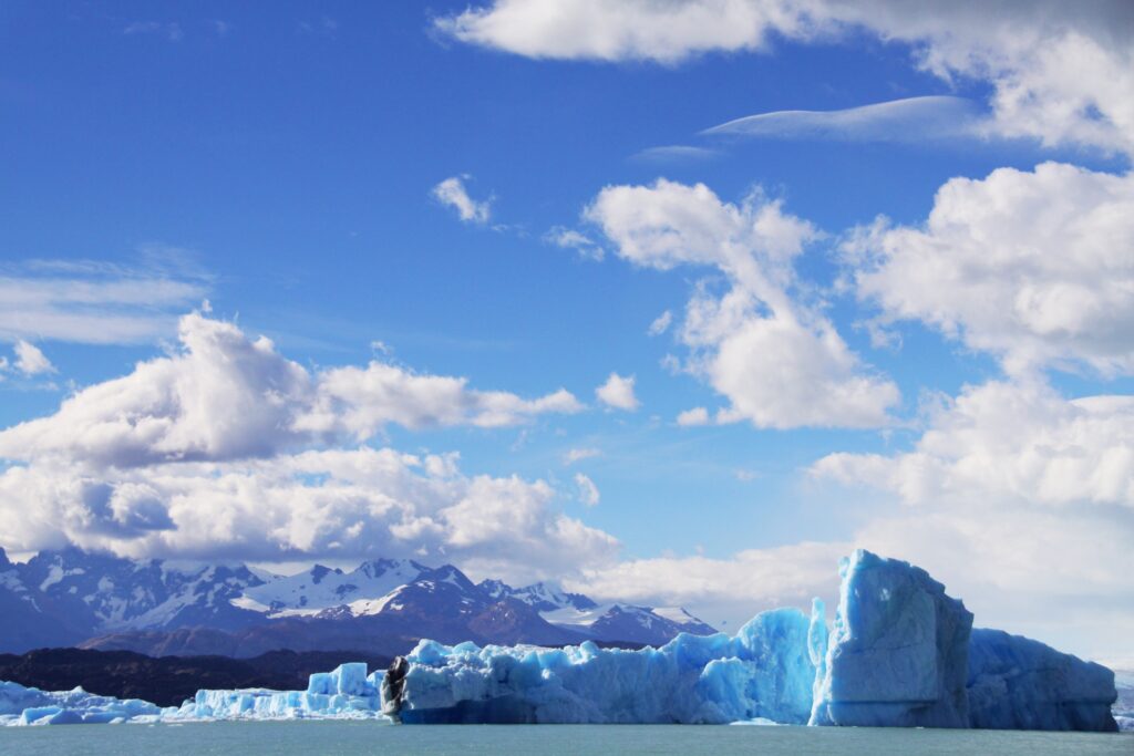 後退する氷河の風景、水の循環と人間の暮らしの関係を示す自然環境