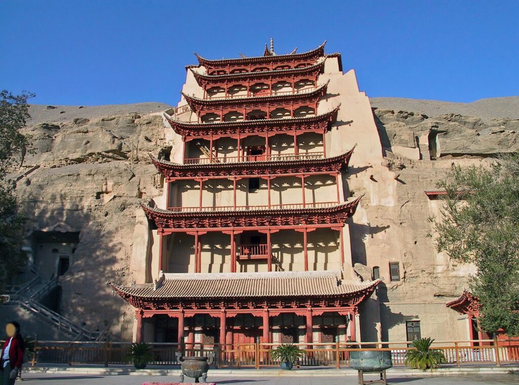 敦煌莫高窟九層閣、文化交流と歴史のつながりを示す旅と交易の風景