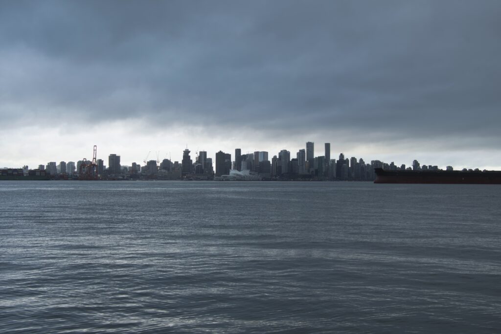 静かな都市風景と曇り空の象徴的イメージ