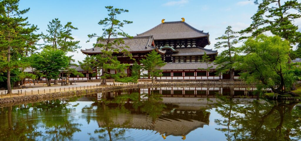 奈良公園の鹿と東大寺に代表される古都奈良の世界遺産の風景