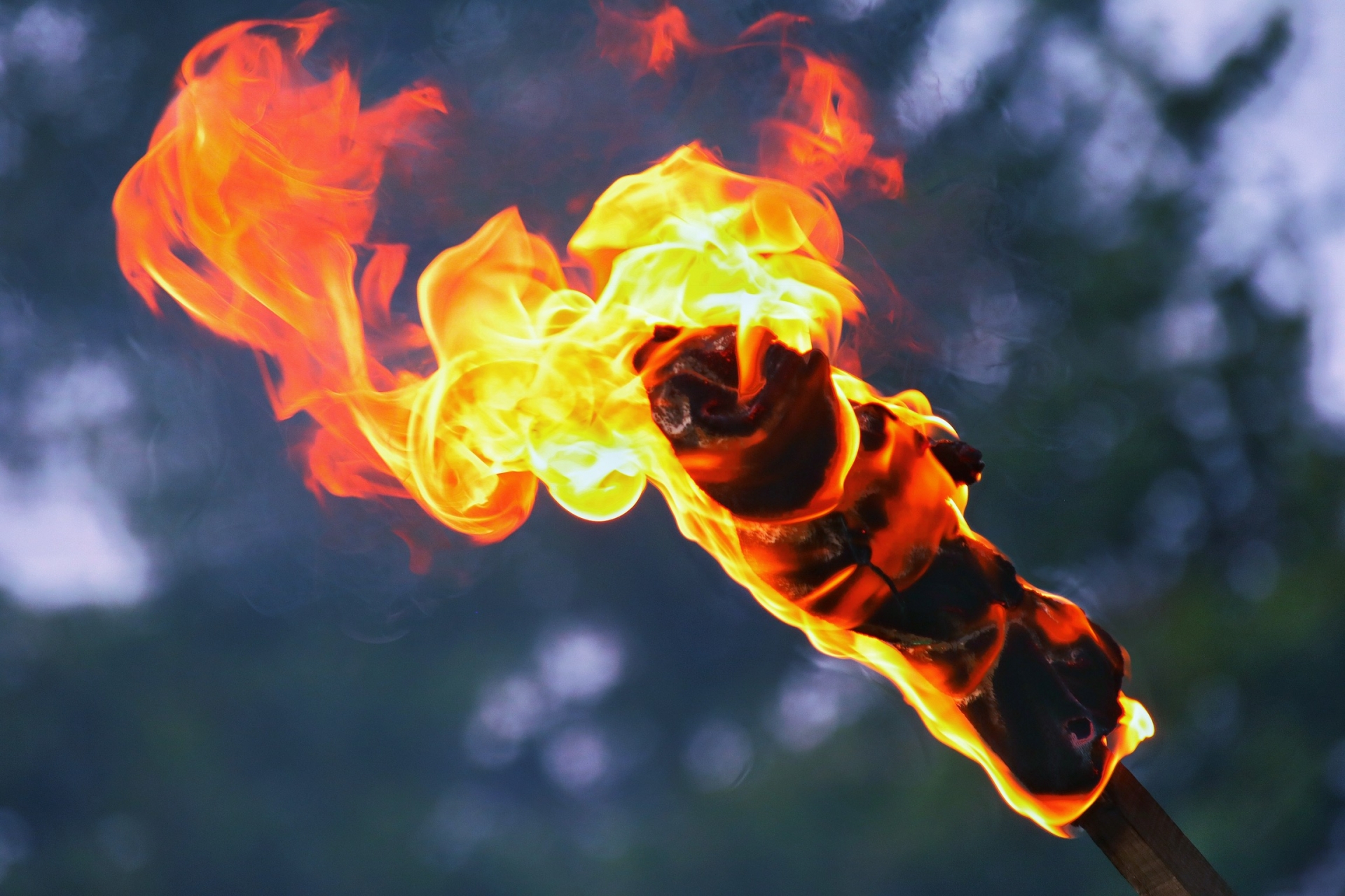 小浜市神宮寺で行われるお水送りの松明、水の循環と人間の暮らしの関係を示す