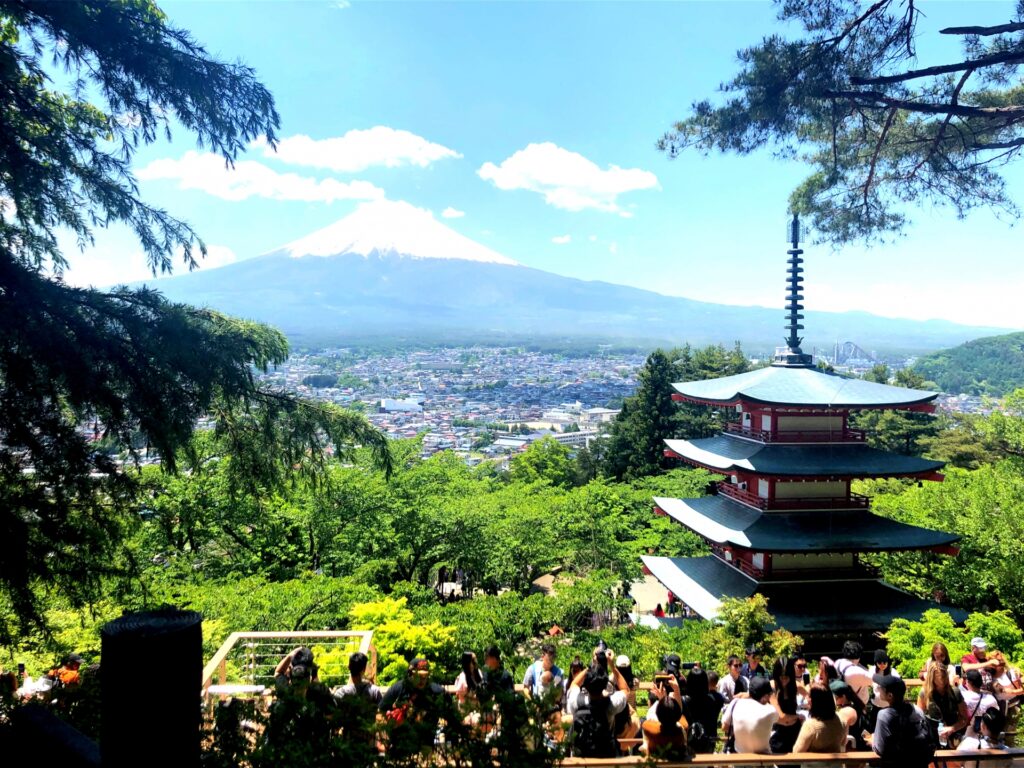 観光客で混雑する遺産（浅間神社）、観光によって変化する世界遺産の現状