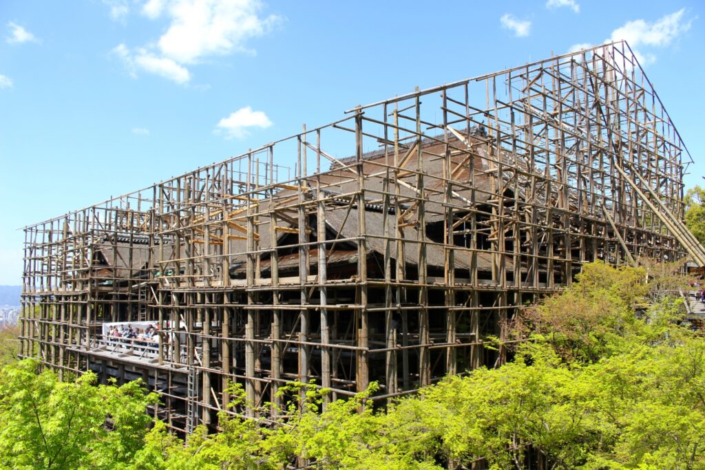 木造建築の修復 音羽山清水寺、歴史的世界遺産を守り続ける情景

