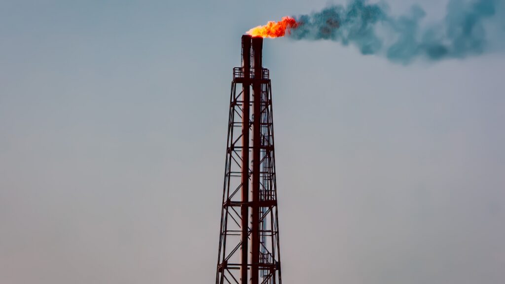 石油開発施設のフレアスタック、世界遺産の取り消しや危機制度の仕組みを示す象徴的事例