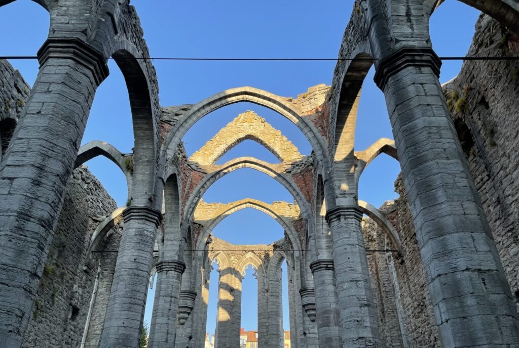 石造りの歴史的建物と曇り空、世界遺産の取り消しや危機制度の仕組みを示す象徴