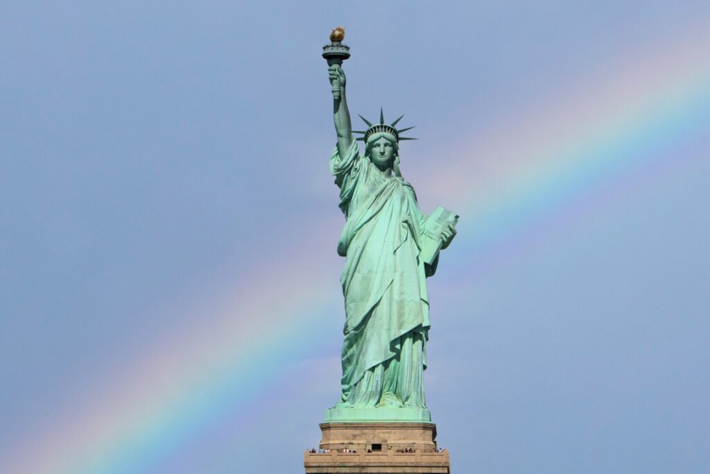 巨大な世界遺産と人の大きさの対比から感じるスケール感