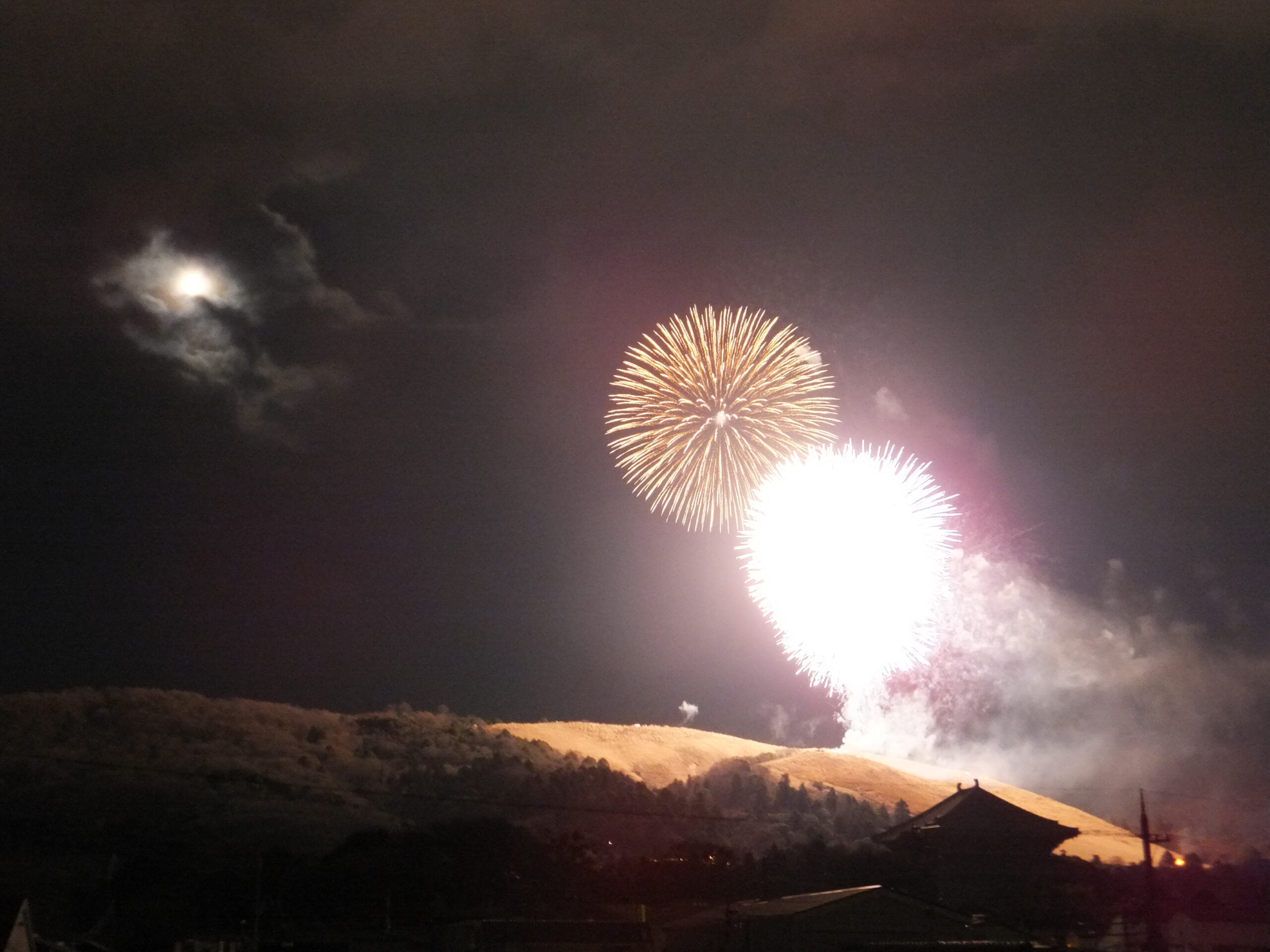奈良若草山の山焼きと花火を自宅ベランダから撮影した風景