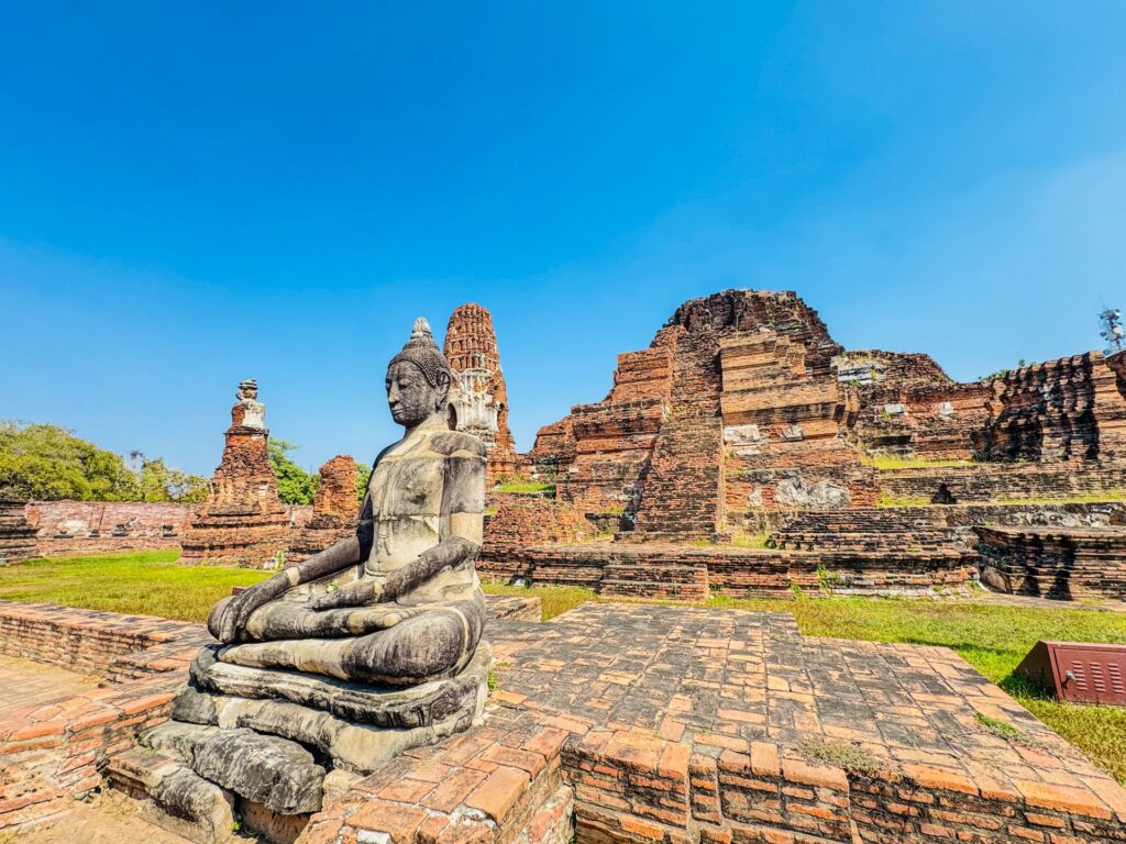 タイの世界遺産アユタヤ遺跡にある仏像と歴史的建造物の風景