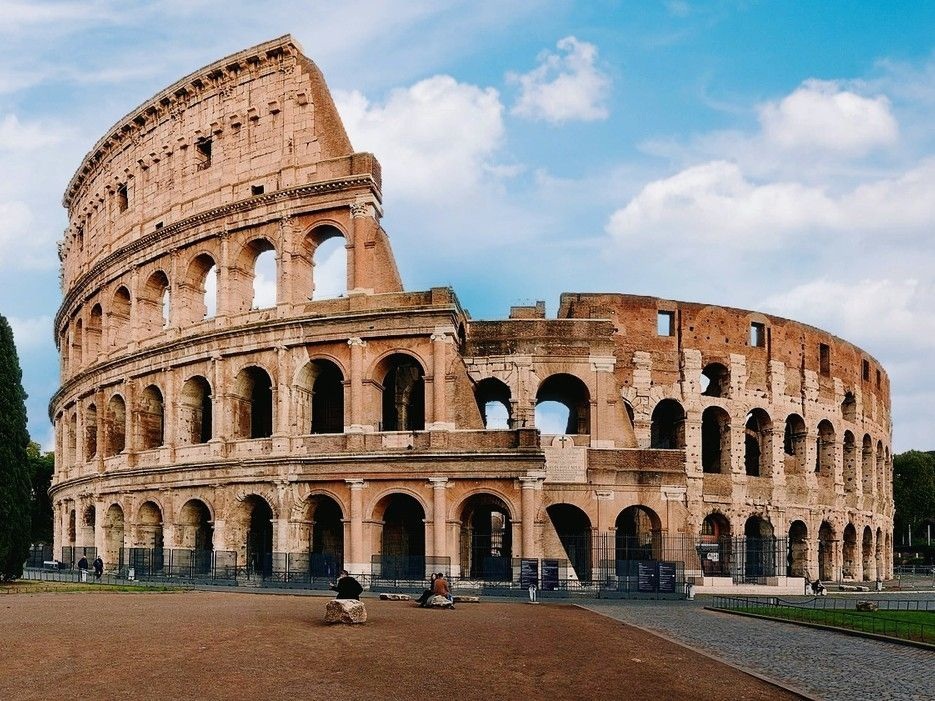 ローマのコロッセオの歴史的な円形闘技場の外観（アクセスしやすい世界遺産）