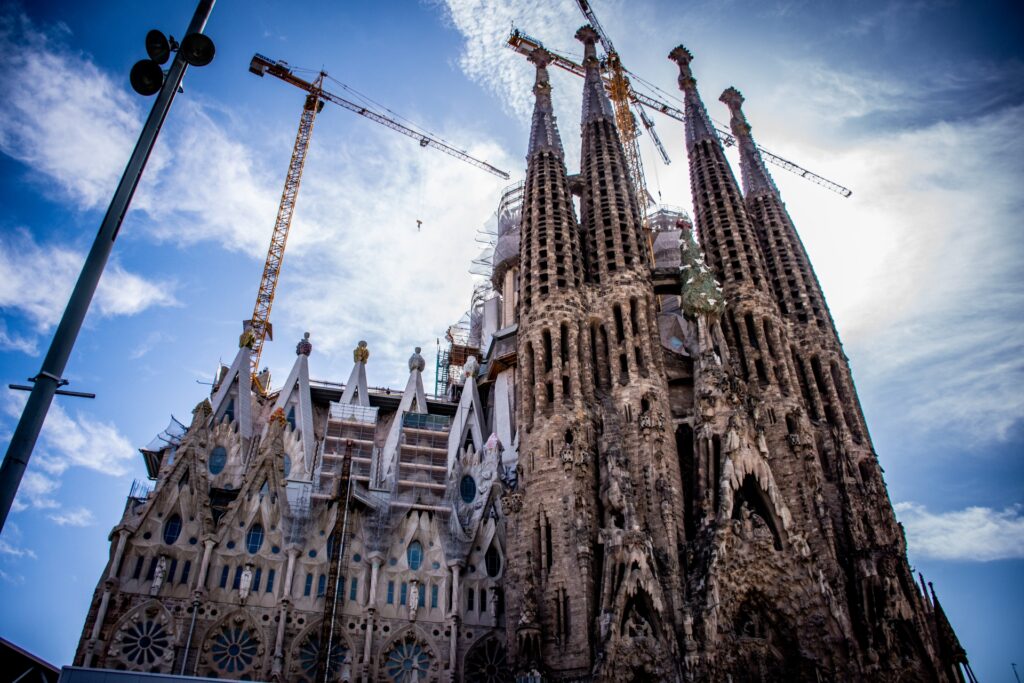 サグラダファミリアの壮麗な外観と独特な建築美（観光しやすい世界遺産）