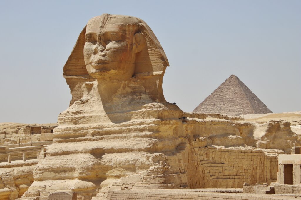 エジプトの世界遺産ギザのピラミッドとスフィンクスの壮大な風景