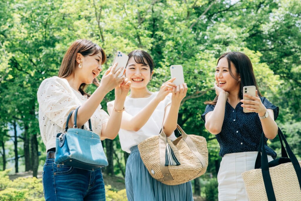 世界遺産の風景を撮影するカメラと旅行中の記録アイテム