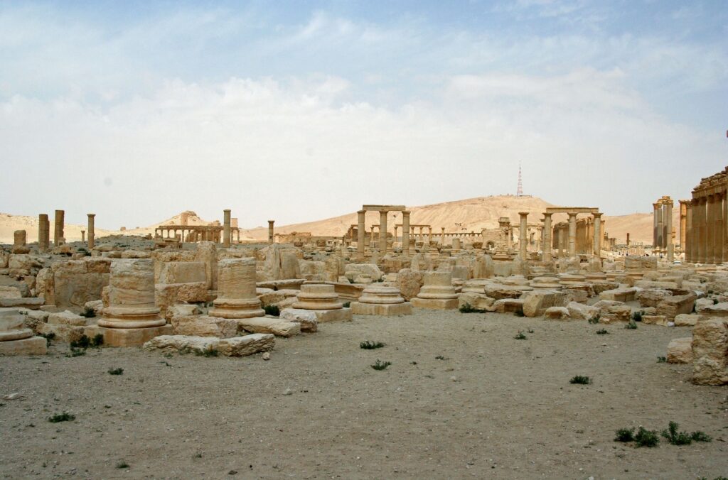 破壊されたパルミラ遺跡、世界遺産が危機に直面する原因とその背景を示す象徴的な風景
