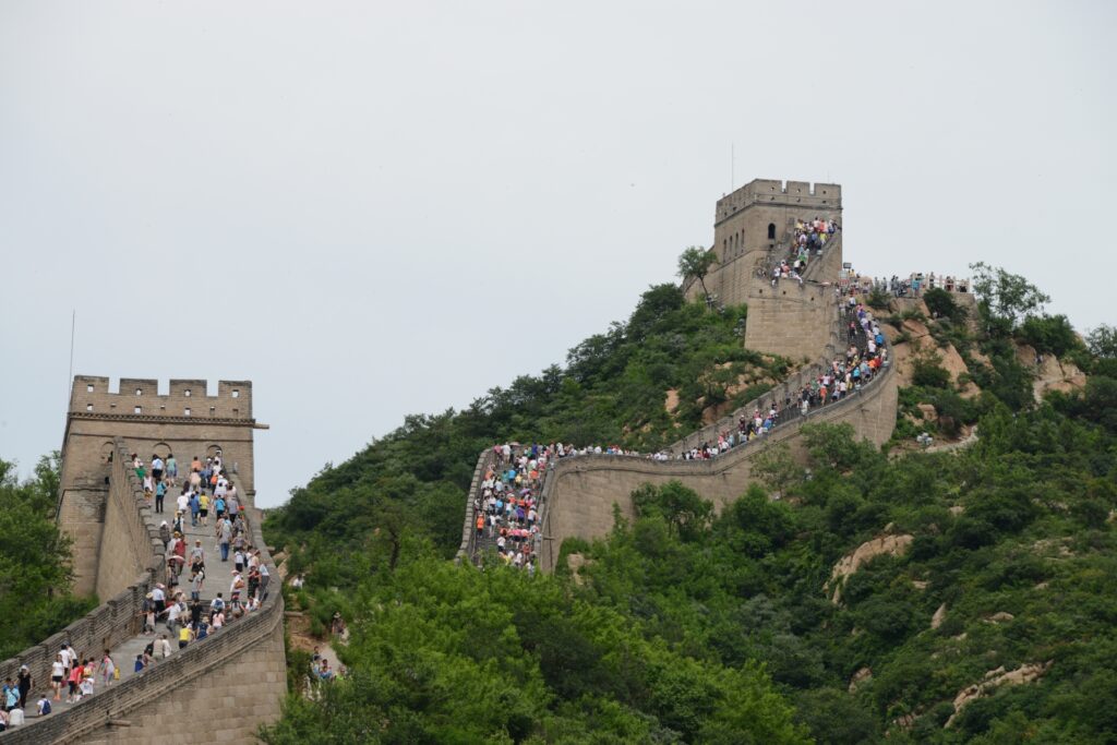 中国の世界遺産万里の長城を多くの観光客が歩く風景