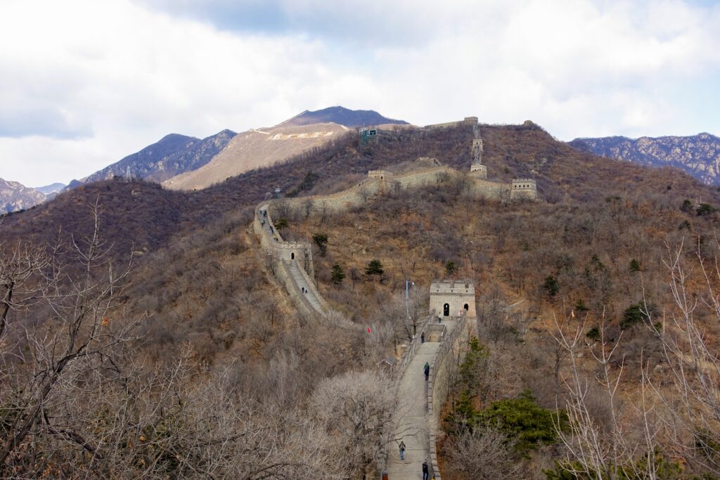 山々に沿って続く万里の長城の壮大な全景