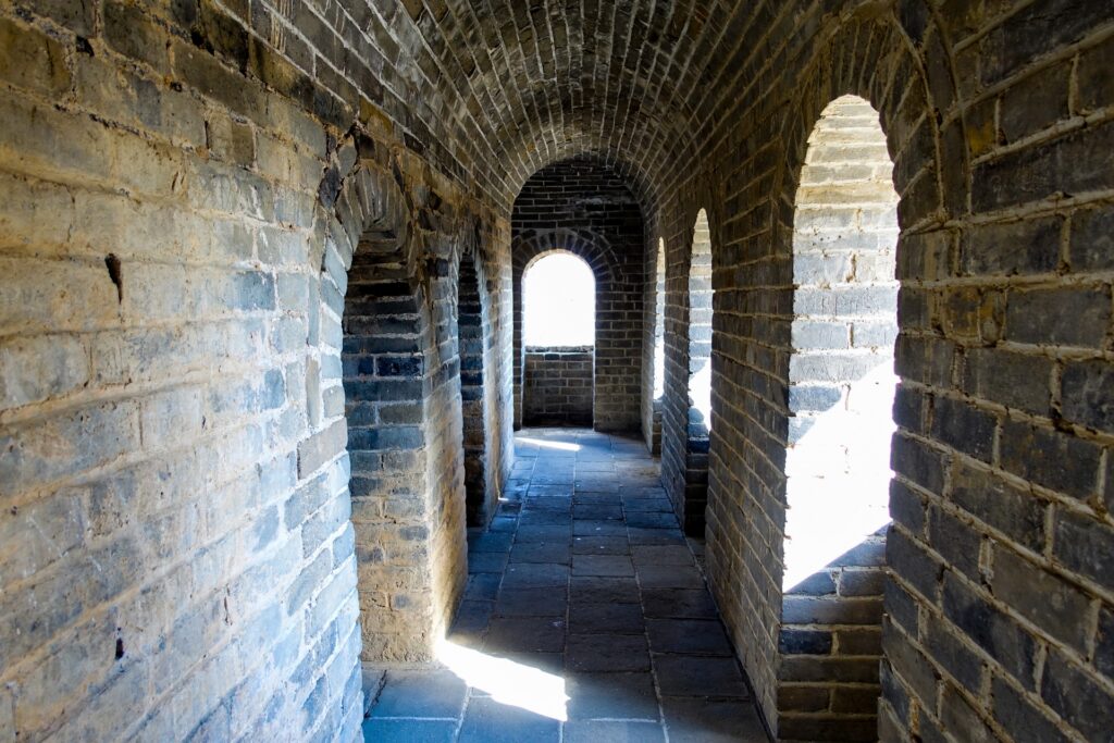 万里の長城内部の石造りの通路とアーチ構造