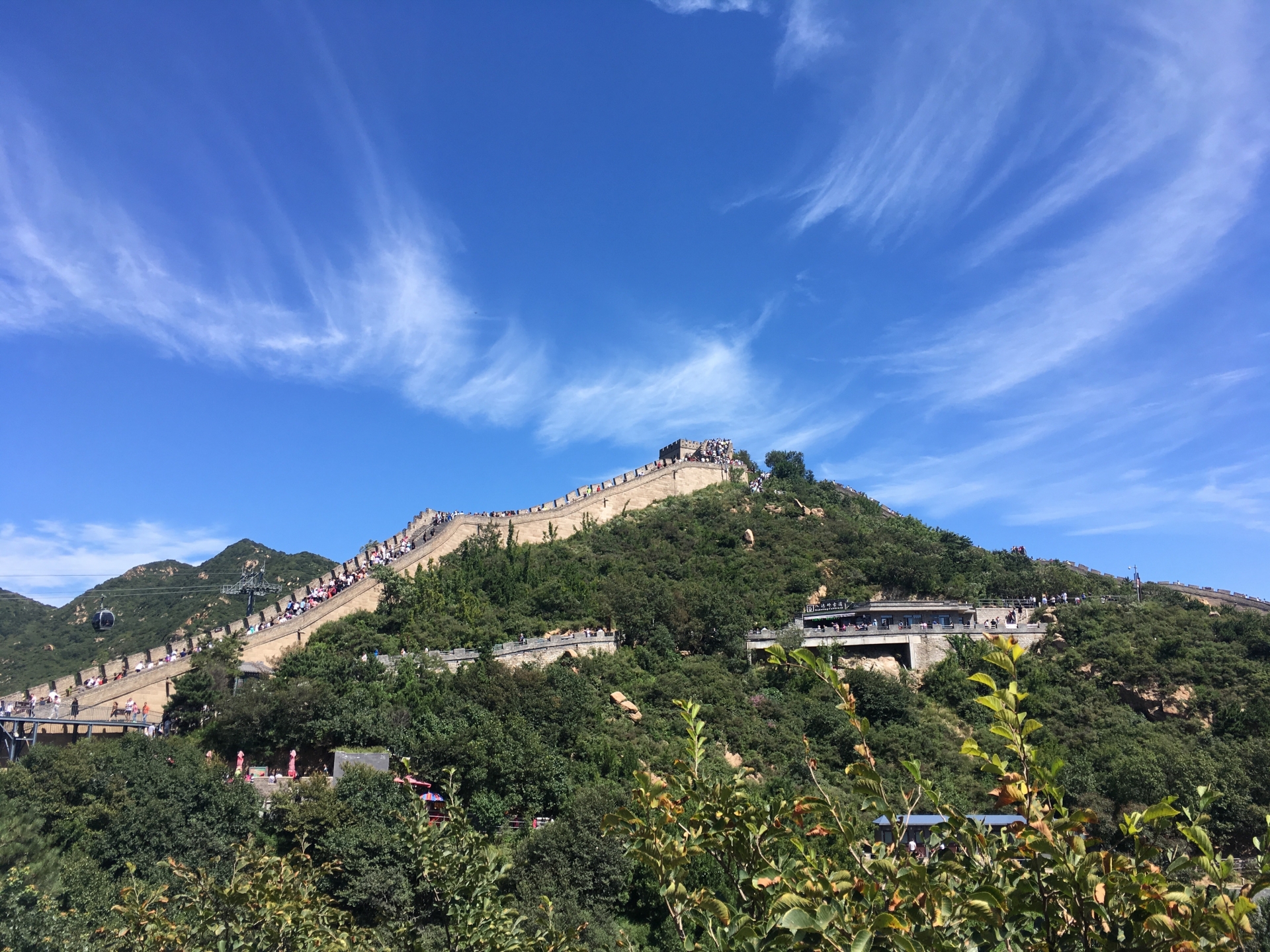 青空の下に広がる万里の長城の美しい全景（中国の世界遺産）