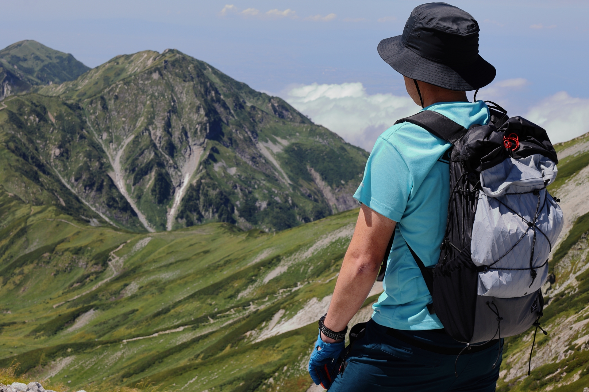 世界遺産をさまざまな視点で考える人物のイメージ