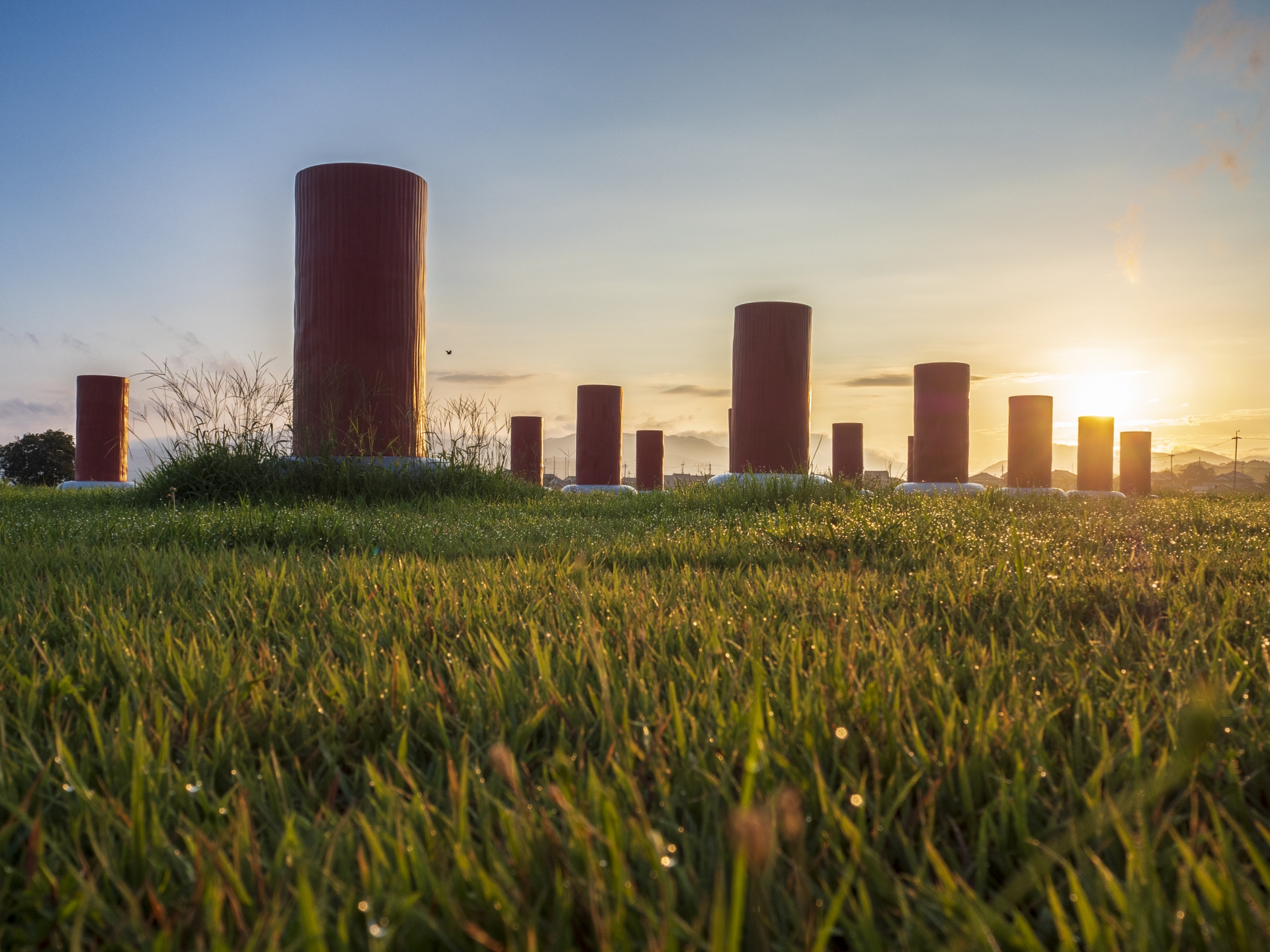 奈良県藤原宮跡に残る朱色の柱と朝日に照らされる遺跡風景