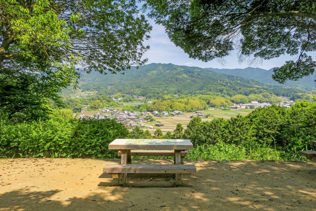 奈良県飛鳥の甘樫丘展望台から眺める明日香村の田園風景と山並み